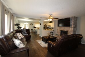 Smart-tv, pejs, dvd-afspiller, bøger