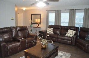 Smart TV, chimenea, reproductor de DVD y libros