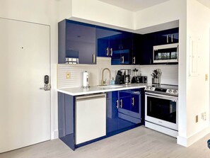 Fridge, microwave, oven, stovetop - SOFI Easy Walk to Beach, Grill, Pool & More! (Miami Beach)