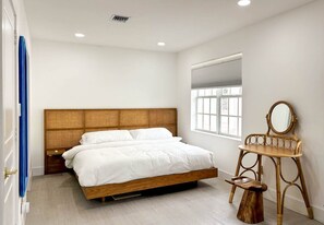 1 soverom, skrivebord, strykejern/-brett og reiseseng for barn