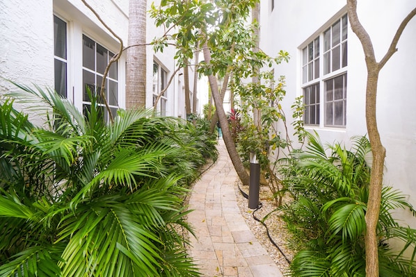 Property grounds - SOFI Easy Walk to Beach, Grill, Pool & More! (Miami Beach)