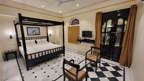 Champagne service - The Grand Barso - A luxury heritage  (Bharatpur)