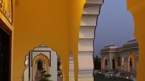 Un pasillo con arcos y vista a un edificio exterior.