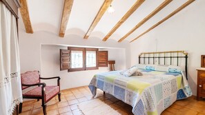 3 bedrooms, iron/ironing board, travel cot