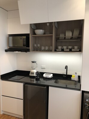 Fridge, microwave, coffee/tea maker, cookware/dishes/utensils - TECHNOLOGICAL STUDIO APARTMENT 100TH STREET BOGOTA (Bogotá)