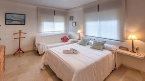 7 slaapkamers, een strijkplank/strijkijzer, wifi
