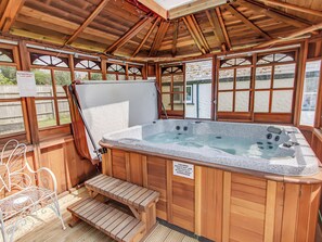 Indoor spa tub - 3 bedroom accommodation in Bransgore, near Christchurch (Bransgore, near Christchurch)