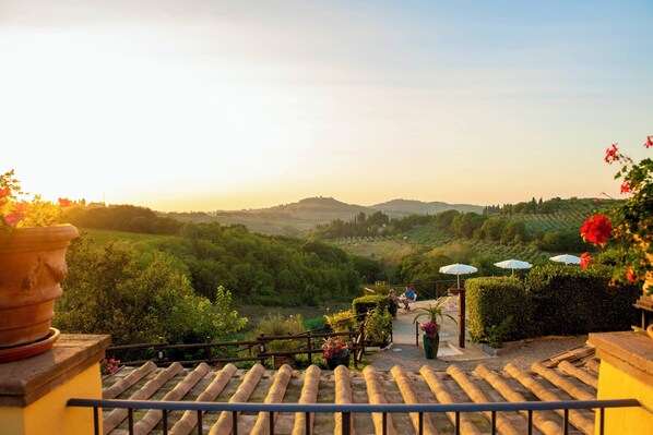 Property grounds - Home with pool and views in Chianti near Florence (Noce)