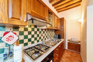 Fridge, oven, stovetop, coffee/tea maker - Home with pool and views in Chianti near Florence (Noce)