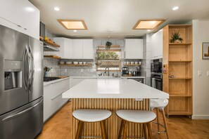 Refrigerador, microondas, horno, placa de cocina