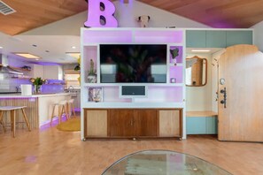 Fridge, microwave, oven, stovetop - Charming, bright by the beach! (Long Beach)