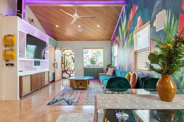 Unclassified image, 1 of 29, button - Charming, bright by the beach! (Long Beach)