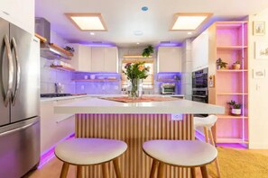 Fridge, microwave, oven, stovetop - Charming, bright by the beach! (Long Beach)