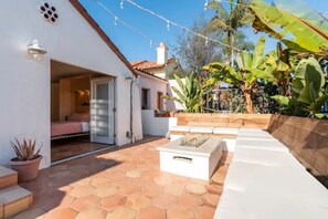 Property grounds - Charming, bright by the beach! (Long Beach)