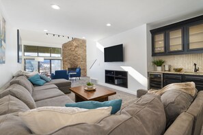 Smart TV, fireplace, books - Spacious, Updated Mountain Home with Views, Private Hot Tub and Sauna. (Fraser)