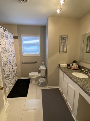 Hair dryer, towels, soap, shampoo - Comfortable home in the heart of Conroe, Texas and minutes away from Lake Conroe (Conroe)
