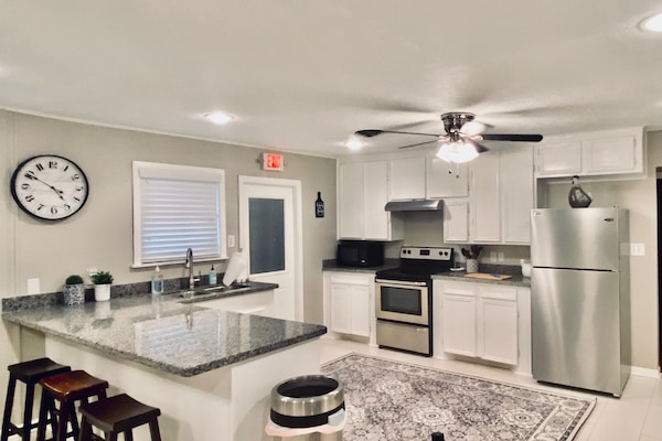 Een koelkast, een microgolfoven, een oven, een kookplaat