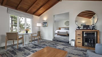 Carmel Point Suite | 起居区 | 电视