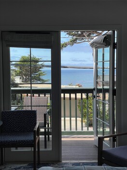 Standard Single Room, 1 King Bed, Balcony, Ocean View | In-room safe, individually decorated, individually furnished at Carmel Beach Hotel