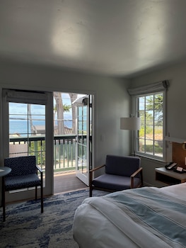 Standard Single Room, 1 King Bed, Balcony, Ocean View | In-room safe, individually decorated, individually furnished at Carmel Beach Hotel