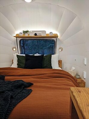 Caixa forta a l'habitació, planxa i posts de planxar i wifi 