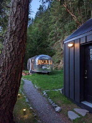 Property grounds - Wildernest Mountainside Airstream Getaway (Bowen Island)