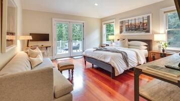 4 bedrooms, desk, iron/ironing board, travel crib