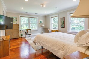 4 bedrooms, desk, iron/ironing board, travel crib