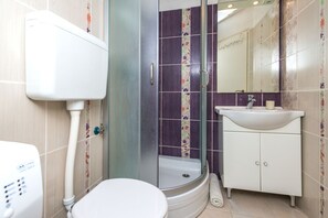 Een douche, handdoeken