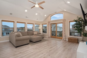 Smart TV, fireplace, video games, foosball - Unbeatable Location! Steps to the beach, Beautiful Interior. (Corolla)
