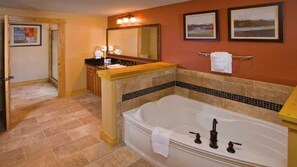 Douche, baignoire Ă jets, sĂšche-cheveux, serviettes fournies
