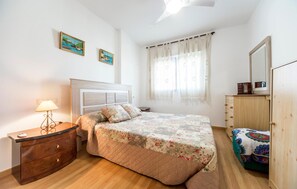 3 dormitorios, cuna de viaje, ropa de cama