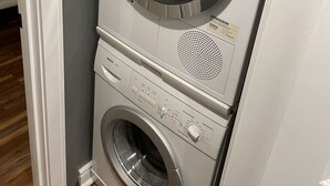Eine Waschmaschine von Bosch mit Frontlader und darunter ein Trockner.