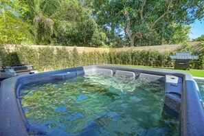 Outdoor spa tub - Villa Rav 4BRM/3BTH Pool, Hot Tub and Parking (Miami)