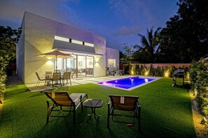Outdoor dining - Villa Rav 4BRM/3BTH Pool, Hot Tub and Parking (Miami)