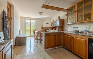 Refrigerador, parrilla de estufa y utensilios de cocina