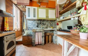 Refrigerador, parrilla de estufa y utensilios de cocina 