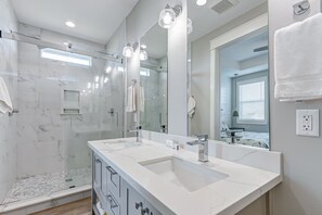 Een douche, een haardroger, handdoeken, zeep
