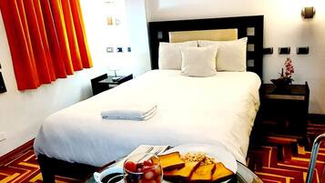 Caja de seguridad en la habitación, escritorio y cortinas blackout