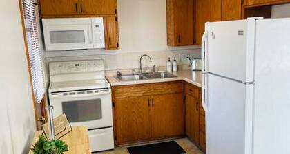 Bay Street Unit 3 · Charming & Cozy APT-Free Parking