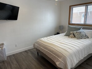 2 bedrooms, iron/ironing board, WiFi, bed sheets