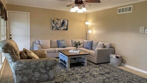 Smart-TV, Kamin, Videospiele, Bücher