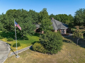 Exterior - Farmhouse & Ranch style living for your vacay with pond, gazebo, trellis, pool.. (Farmersville)