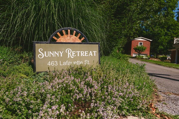 Une enseigne indiquant l’emplacement de « Sunny Retreat », au 463, rue Lafayette.