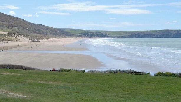 A coastal beach with a grassy foreground, a sandy beach, and a view of the sea. - 2 bedroom accommodation in Instow, near Bideford (Instow, near Bideford)