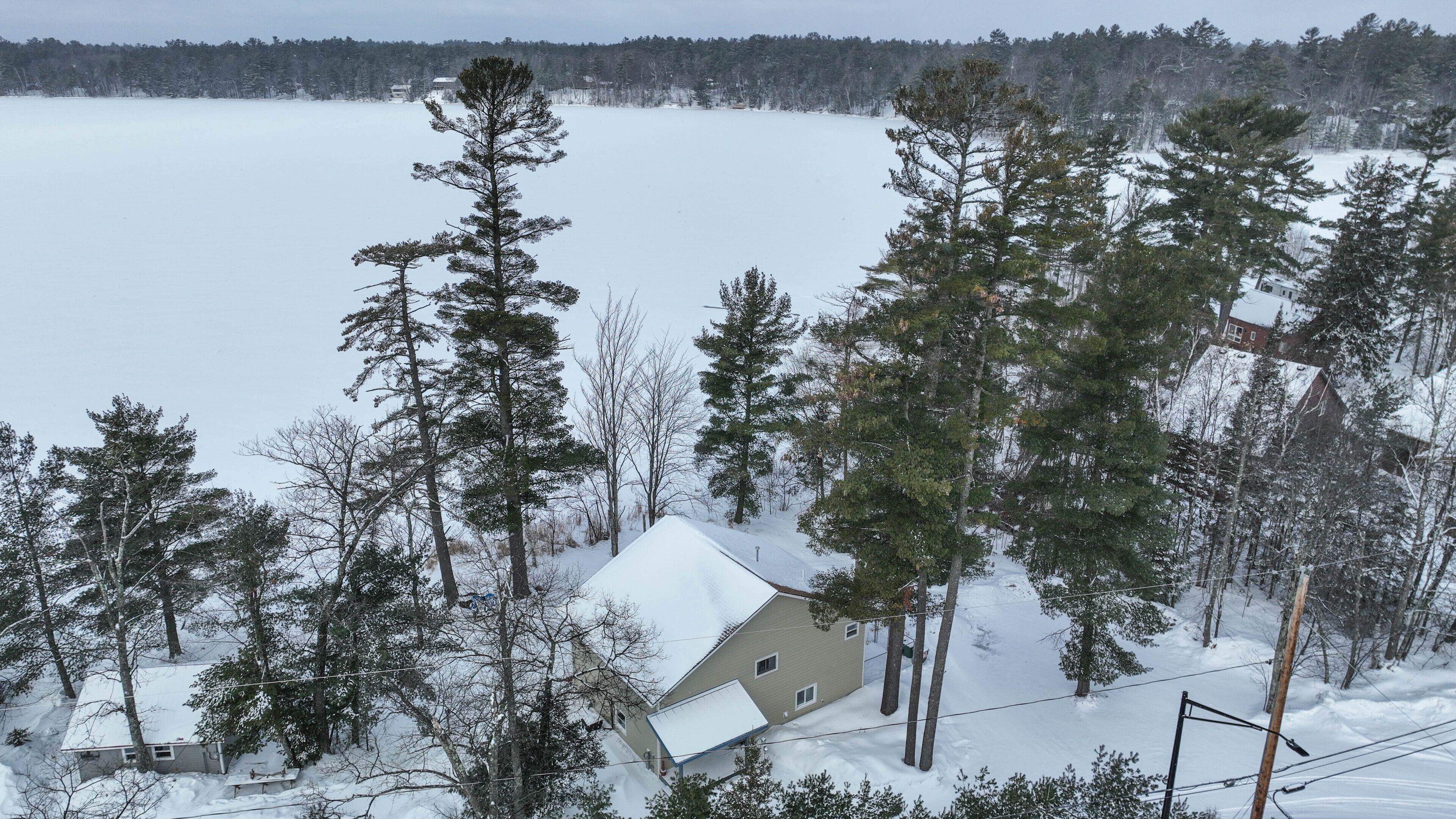 PET FRIENDLY! New Lake Home w Alexa, Water Toys & Game Rm.