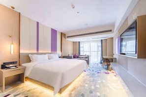 A modern hotel room with a large bed, a desk, and a large window. - Lavande Hotel Dongguan Xiegang Branch (Dongguan)