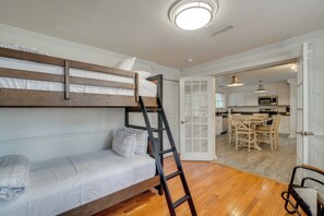 4 bedrooms, travel cot, Internet, bed sheets - Family-Friendly Knoxville Home: Close to UT! (Knoxville)
