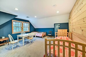 4 bedrooms, iron/ironing board, free Internet, bed sheets - West Dover Home w/ Deck ~ 2 Mi to Mount Snow! (West Dover)