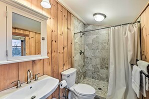 Hair dryer, towels - West Dover Home w/ Deck ~ 2 Mi to Mount Snow! (West Dover)